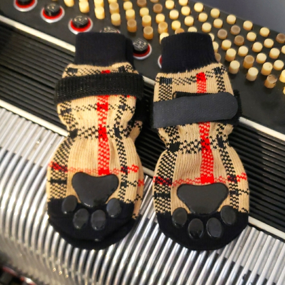 NWOT-CUTE SET OF 4 DOG BOOTIES W/NON-SLIP GRIP PAW PADS IN BURBERRYish PR…
